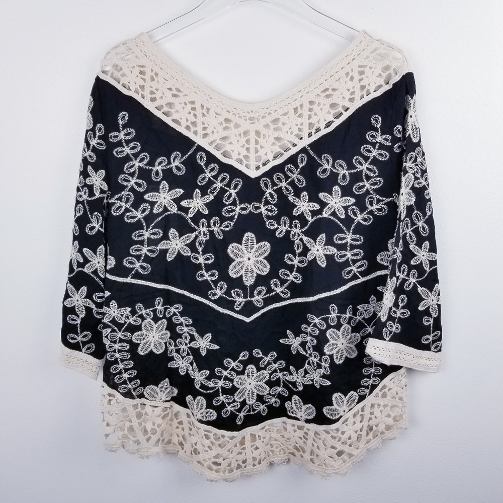 Solitaire Black & Cream Crochet Embroidered Boho Top NWT size Medium